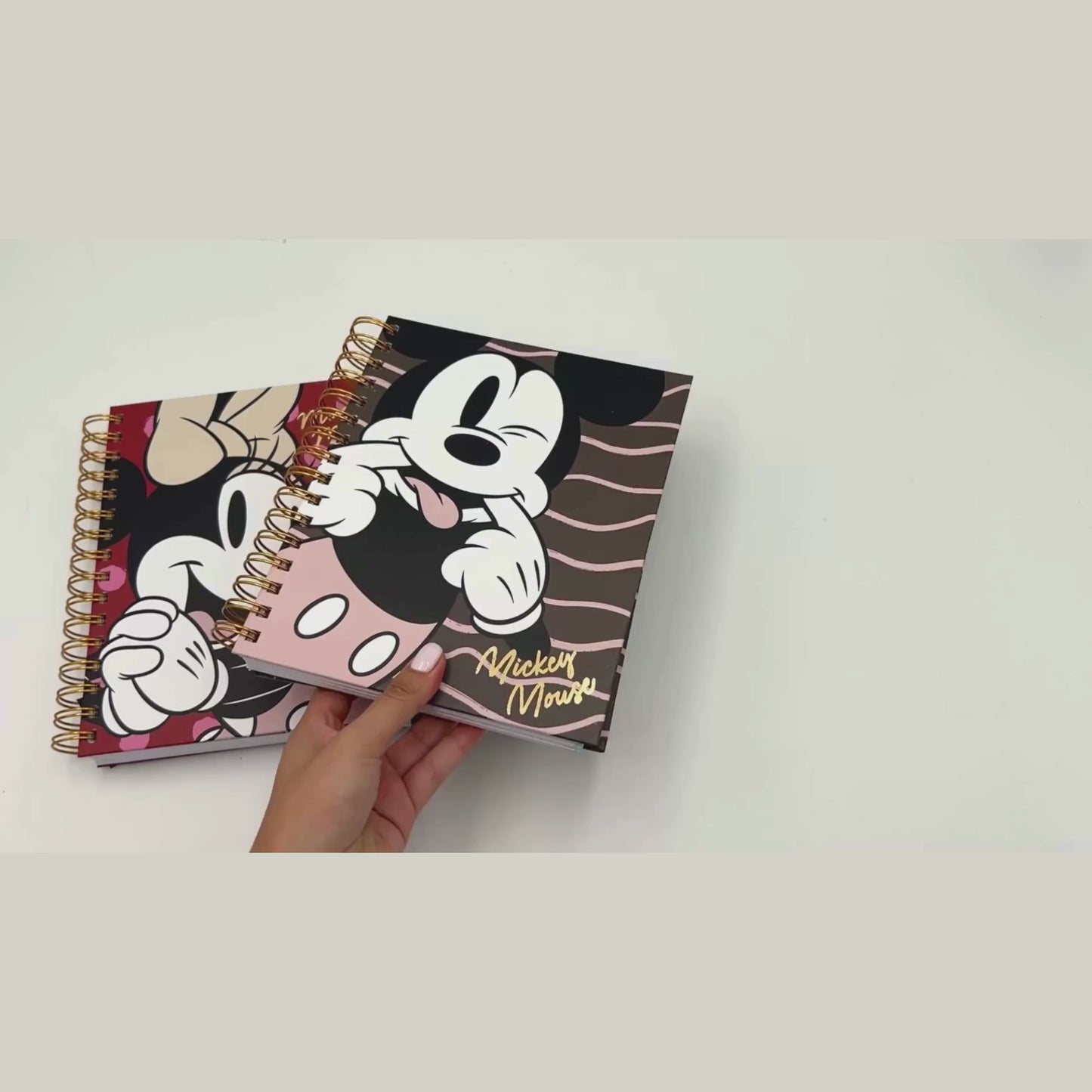 Cargar y reproducir el video en el visor de la galería, Cuaderno A5 Disney Mickey crema y negro
