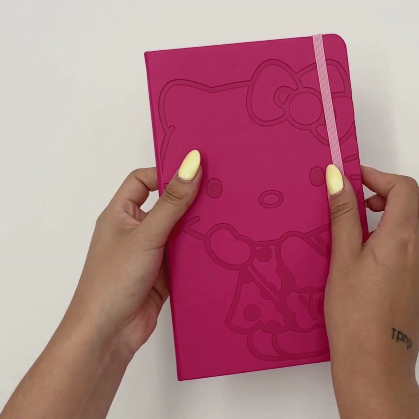 Cargar y reproducir el video en el visor de la galería, Libreta Hello Kitty

