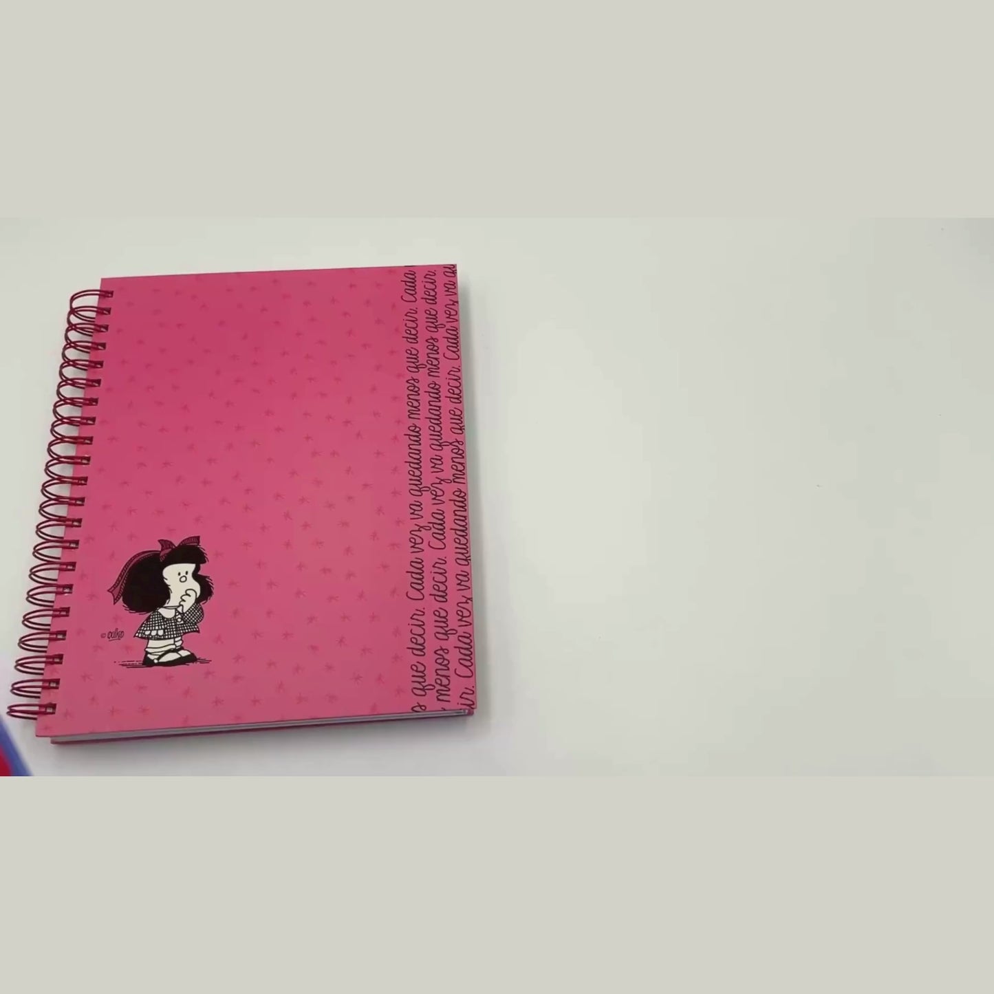 Cargar y reproducir el video en el visor de la galería, Cuaderno A4 Mafalda modelo 2 crema
