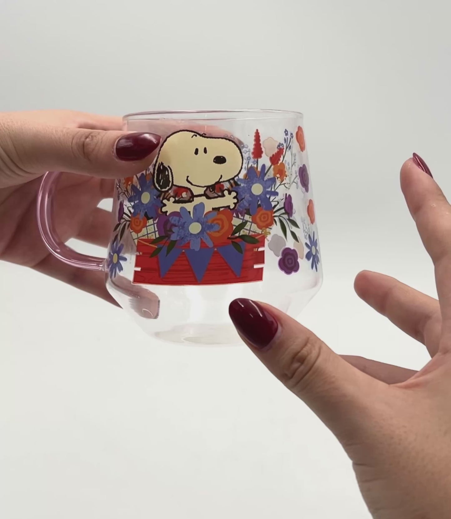 Cargar y reproducir el video en el visor de la galería, Taza Snoopy transparente

