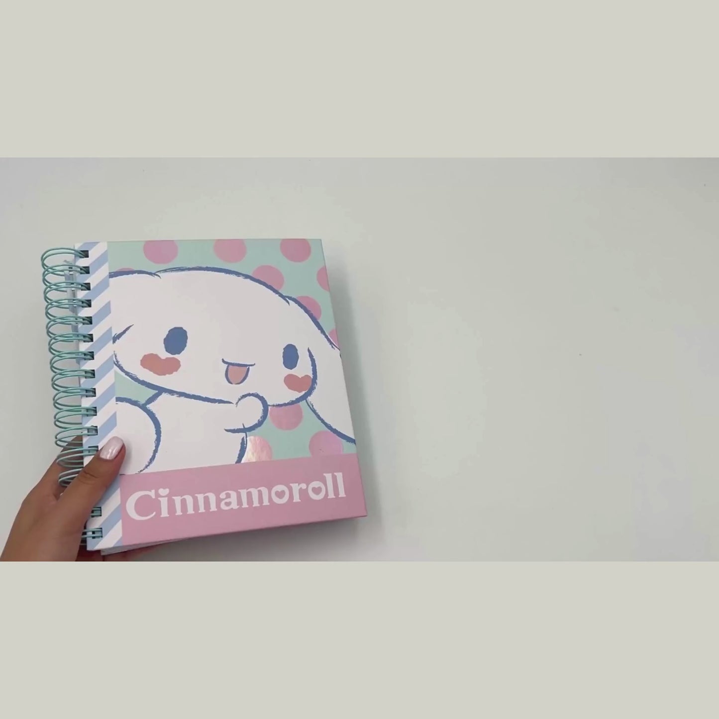 Cargar y reproducir el video en el visor de la galería, Cuaderno A5 Cinnamoroll modelo 1 rosado y celeste
